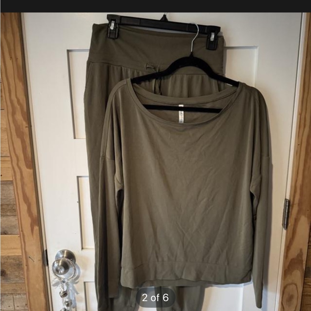 Fabletics Olive Green athletic set - Picture 2 of 11